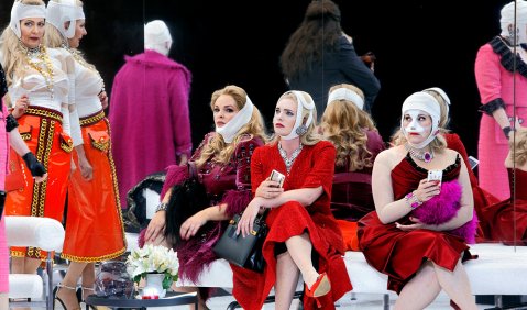 Im Beautysalon. Foto: Bayreuther Festspiele / Enrico Nawrath.