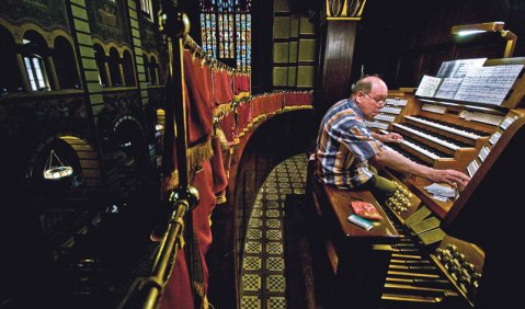 Theo Brandmüller in der Kirche des Klosters São Bento an der dortigen Walcker-Orgel. Foto: Thomas Milz