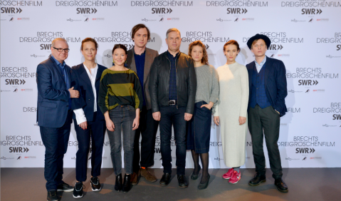 v. li.: Joachim Krol, Claudia Michelsen, Hannah Herzsprung, Lars Eidinger, Joachim A. Lang, Britta Hammelstein, Peri Baumeister, Robert Stadlober.  © SWR/Thomas Ernst