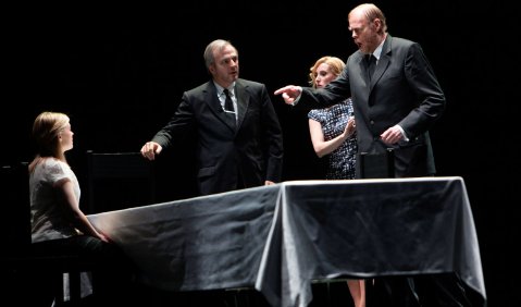 Fflur Wyn (La plus jeune fille), Werner van Mechelen (Le fils aîné), Ilse Eerens (La seconde fille), Frode Olsen (Le père). Foto: © Bernd Uhlig