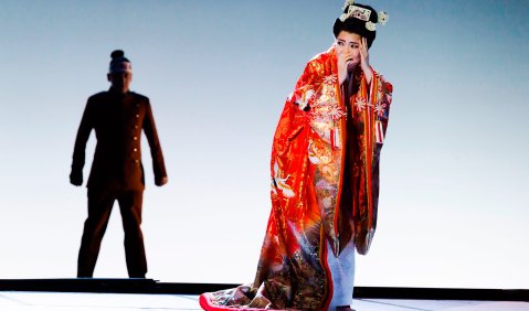 Madama Butterfly, Premiere 14. März 2015 // Onkel Bonzo (Milcho Borovinov) & Cio-Cio-San (Karah Son). Foto: © Kirsten Nijhof