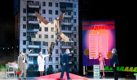 Szenenfoto mit (v.l.n.r.): Hardy Brachmann (Iskra), Gesine Forberger (Ljubov), Ulrich Schneider (Kotschubej), Kim-Lillian Strebel (Maria) und Andreas Jäpel (Mazeppa). Foto: Marlies Kross.