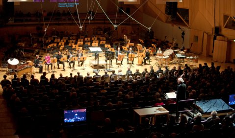 Das Ensemble Modern unter Johannes Kalitzke beim Eröffnungskonzert des cresc-Festivals. Foto: Tibor Pluto