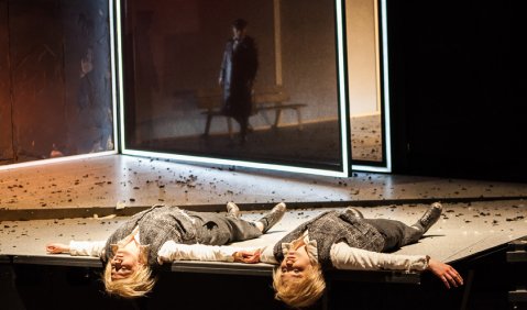 Modernes Lehrstück: Susann Vent (Junge 2), Marie-Christine Haase (Junge 1) und im Hintergrund Jan Friedrich Eggers (der fremde Offizier) in „Das große Heft“. Foto: Marek Kruszewski