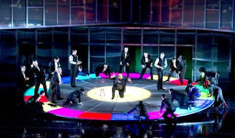 Prokofjews „Der Spieler“ in Frankfurt: Frank van Aken und das Ensemble. Foto: Monika Rittershaus