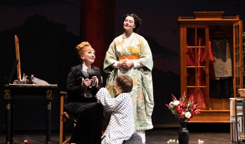 »Madama Butterfly«. KS Iordanka Derilova (Cio-Cio San), Jonathan Bischoff (ein Kind), Sylvia Rena Ziegler (Suzuki). Foto: © Claudia Heysel.