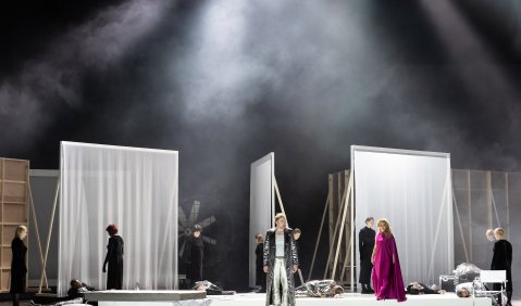 „Der König Kandaules“. Kay Stiefermann (Gyges), Tilmann Unger (König Kandaules), KS Iordanka Derilova (Nyssia), Statisterie des Anhaltischen Theaters. Foto: © Claudia Heysel