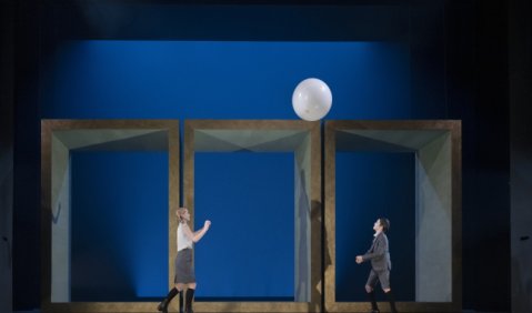 Gruselig – Benjamin Brittens „The Turn of the Screw“ am Landestheater Detmold. Foto: A. T. Schaefer