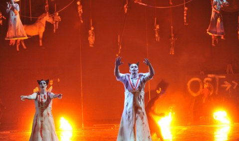 Heike Wessels und Endrik Wottrich in Achim Freyers Mannheimer „Walküre“: Foto: Hans Jörg Michel