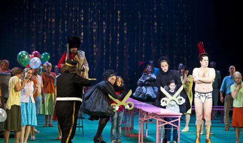Späte Uraufführung: Miloš Vaceks „Des Kaisers neue Kleider“ in der Komischen Oper Berlin. Foto: Sebastian Hänel