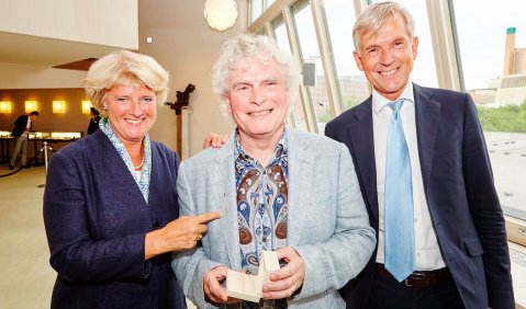  v.l.n.r.: Prof. Monika Grütters, Sir Simon Rattle, Dr. Harald Heker (Foto: Mario Ziegler)