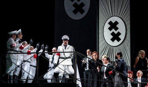 Hoffmanns Erzählungen | Máté Sólyom-Nagy als Coppelius, Ensemble und Opernchor des Theaters Erfurt | Foto: Lutz Edelhoff