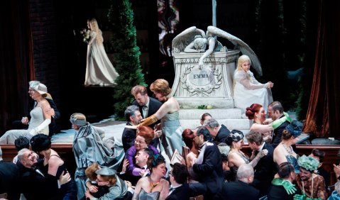 Im Hintergrund nach links weggehend Katharina Ruckgaber (Emma) und erhöht am Grabstein sitzend Erika Sunnegårdh (Euryanthe) sowie im Vordergrund den Chor und Extrachor der Oper Frankfurt. Foto: Monika Rittershaus