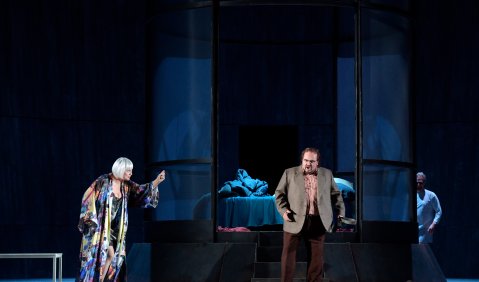  v.l.n.r. Anja Kampe (Katerina Ismailowa), Evgeny Akimov (Sinowi Ismailow) und Dmitry Golovnin (Sergei). Foto: Barbara Aumüller.