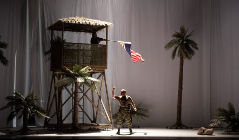 Anatolii Suprun (Ein Militärarzt; oben) und Christopher Maltman (Don Carlo di Vargas). Foto: Monika Rittershaus 