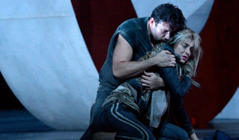 Joshua Guerrero (Chevalier Renato Des Grieux) und Asmik Grigorian (Manon Lescaut). Foto: Barbara Aumüller.