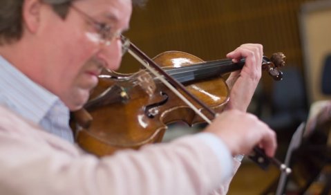 Michael Christians (Violine) bei "das ist taktlos". Foto: Hufner