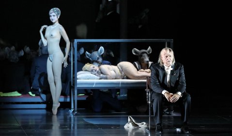 Mit Hirst-Verschnitt. Frank Schreker: „Die Gezeichneten". Musikalische Leitung Ingo Metzmacher, Inszenierung Krzysztof Warlikowski. Premiere am 1. Juli 2017. Foto: Wilfried Hösl