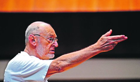 Michael Gielen probt mit dem SWR Sinfonieorchester in Freiburg. Foto: Charlotte Oswald