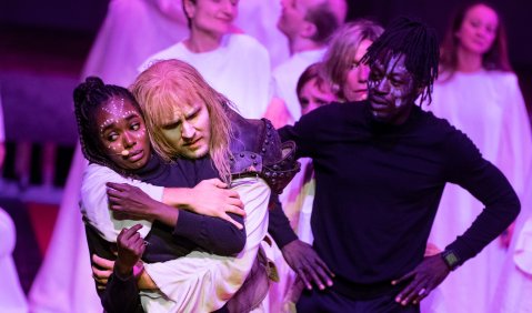 v.l. Karmela Shako, Matthias Koziorowski, Abdoul Kader Traoré. Chor der Oper Halle. Foto: Bühnen Halle / Falk Wenzel