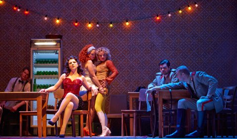 Elisabeth Kulman (Carmen), Mélissa Petit (Frasquita), Maria Markina (Mercédès), Florian Spiess (Zuniga), Komparsen. Foto: Brinkhoff/Mögenburg