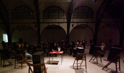 Freiwillige Beschallung dagegen im alten Hamburger Bahnhof Berlin. Foto: Hufner