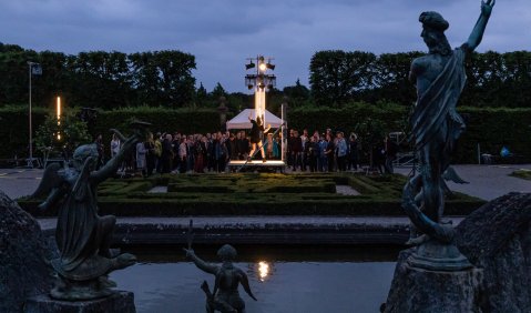 The Dancing Public - Mette Ingvartsen in Herrenhausen. Foto: Helge Krückeberg