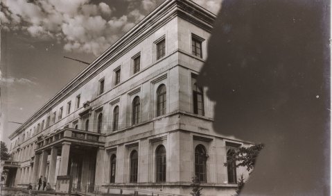 Dunkle Schatten neben der Hochschule für Musik und Theater München. Foto/Montage: Hufner