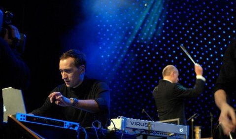 Sinfonischer Mix unterm Planetenhimmel: Paul van Dyk und Paavo Järvi beim dritten Music Discovery Project des hr-Sinfonieorchesters. Foto: hr