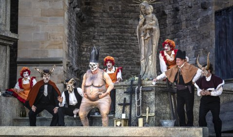 Fausts Verdammnis | Simon Stricker (Brander), Chor und Tanzensemble. Foto: Lutz Edelhoff