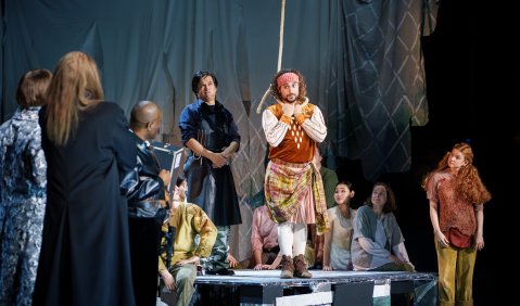 theater für niedersachsen: „till eulenspiegel (oper)“, im Bild: David Soto Zambrana (Till), Ensemble. Foto: Clemens Heidrich theater für niedersachsen: „till eulenspiegel (oper)“, im Bild: David Soto Zambrana (Till), Ensemble. Foto: Clemens Heidrich