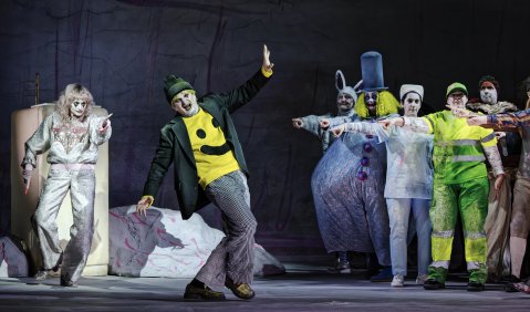 Theater Magdeburg: Leben mit einem Idioten. Alison Scherzer, Gyula Nagy und Opernchor. &copy; Gianmarco Bresadola