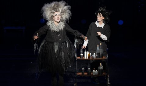Valeria Chiara Purzer (Grandma) und Julia Bergen (Pugsley Addams). „The Addams Family“ | Bayerische Theaterakademie August - Everding. Foto: Lioba Schöneck