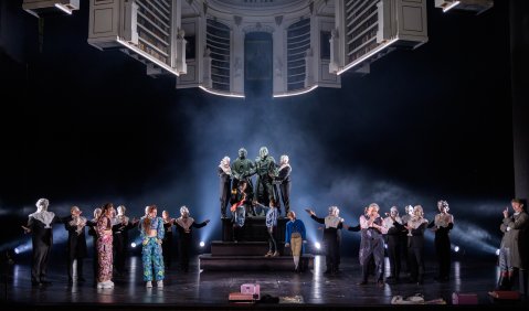 V.l.n.r.: Marlene Gaßner (Tisbe), Ylva Stenberg (Clorinda), Taejun Sun (Don Ramiro), Sayaka Shigeshima (Angelina), Philipp Meierhöfer (Alidoro), Uwe Schenker-Primus (Don Magnifico), Jonathan Michie (Dandini), Herren des Opernchors. Foto: © Candy Welz V.l.n.r.: Marlene Gaßner (Tisbe), Ylva Stenberg (Clorinda), Taejun Sun (Don Ramiro), Sayaka Shigeshima (Angelina), Philipp Meierhöfer (Alidoro), Uwe Schenker-Primus (Don Magnifico), Jonathan Michie (Dandini), Herren des Opernchors. Foto: © Candy Welz