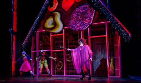 v.l.n.r. Natalie Image (Gretel), Sayaka Shigeshima (Hänsel), Jörn Eichler (Knusperhexe). Foto: © Candy Welz v.l.n.r. Natalie Image (Gretel), Sayaka Shigeshima (Hänsel), Jörn Eichler (Knusperhexe). Foto: © Candy Welz