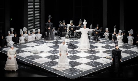 Caterina Meldolesi, Dong-Won Seo, Anton Kuzenok, Renatus Mészár, Almerija Delic, Chor und Extrachordes Theaters Hagen. Foto: © Matthias Jung. Caterina Meldolesi, Dong-Won Seo, Anton Kuzenok, Renatus Mészár, Almerija Delic, Chor und Extrachordes Theaters Hagen. Foto: © Matthias Jung.