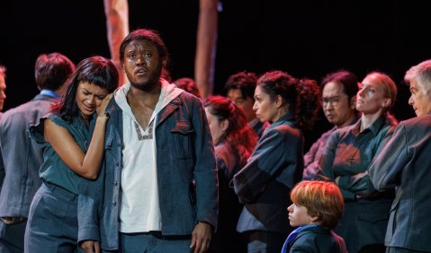 theater f&uuml;r niedersachsen: &raquo;Wilhelm Tell&laquo; (Oper), im Bild: Jemmy (Juline Florentino), Guillaume Tell (Eddie Mofokeng), Chor  Foto: Tim M&uuml;ller
