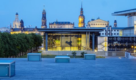 Außenansicht des Plenarsaals mit Blick auf die Dresdner Altstadt. Foto: © SLT/Oliver Killig Außenansicht des Plenarsaals mit Blick auf die Dresdner Altstadt. Foto: © SLT/Oliver Killig