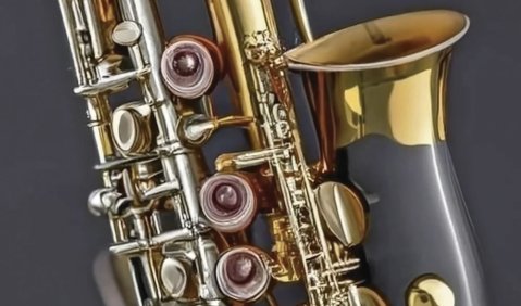 Hybrid aus Querflöte und Saxophon Eine gebogene Querflöte mit Saxophontrichter.