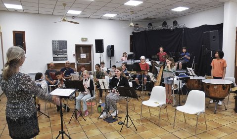 Ein kleines buntgemischtes Schüler*innen-Orchester bei der Probe.