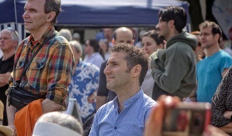 Zum Auftakt der Spielzeit 2023/24 der Wuppertaler Sinfoniker stand mit der Uraufführung von Shaul Bustans Auftragskomposition „Spaziergang im Quartier“ ein Projekthöhepunkt von „Uptown Culture“ an. Stefan Pieper fotografierte den Komponisten als Zuhörer. Zum Auftakt der Spielzeit 2023/24 der Wuppertaler Sinfoniker stand mit der Uraufführung von Shaul Bustans Auftragskomposition „Spaziergang im Quartier“ ein Projekthöhepunkt von „Uptown Culture“ an. Stefan Pieper fotografierte den Komponisten als Zuhörer.