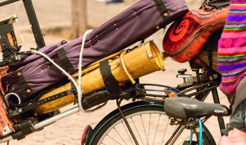 Ein Fahrrad mit einem Anhänger mit diversen Musikinstrumenten