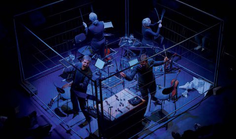 Anna Korsun IN THE CAGE mit dem Streichquartett des Ensemble Musikfabrik. Foto: Janet Sinica Anna Korsun IN THE CAGE mit dem Streichquartett des Ensemble Musikfabrik. Foto: Janet Sinica