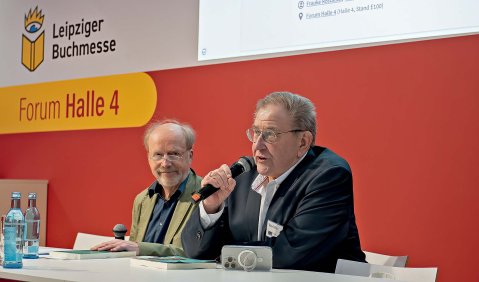 Unser Bild zeigt den Verleger und nmz-Herausgeber Theo Geißler (re.)mit dem Musikwissenschaftler und Buchautor Albrecht Dümling bei einer Lesung auf dem Literaturforum. Foto: Susanne van Loon Unser Bild zeigt den Verleger und nmz-Herausgeber Theo Geißler (re.)mit dem Musikwissenschaftler und Buchautor Albrecht Dümling bei einer Lesung auf dem Literaturforum. Foto: Susanne van Loon