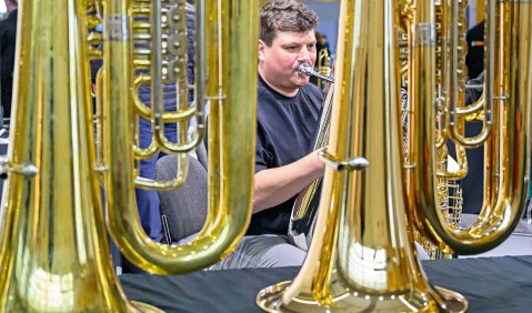 Als Instrument des Jahres stand die Tuba auch bei der Nürnberger Musikmesse akustika (S. 7) im Mittelpunkt des Geschehens. Lesen Sie dazu unsere nmz-Online-Serie „Tuba“ von Ralf-Thomas Lindner unter www.nmz.de. Foto: Timm Schamberger Als Instrument des Jahres stand die Tuba auch bei der Nürnberger Musikmesse akustika (S. 7) im Mittelpunkt des Geschehens. Lesen Sie dazu unsere nmz-Online-Serie „Tuba“ von Ralf-Thomas Lindner unter www.nmz.de. Foto: Timm Schamberger