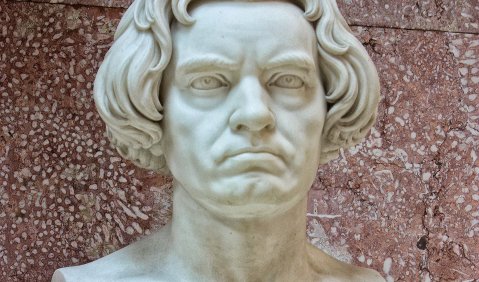 Verklärung vom Feinsten: die Beethoven-Büste in der Walhalla bei Regensburg. Foto: Arnold Hermann Lossow, Wikimedia Commons Verklärung vom Feinsten: die Beethoven-Büste in der Walhalla bei Regensburg. Foto: Arnold Hermann Lossow, Wikimedia Commons