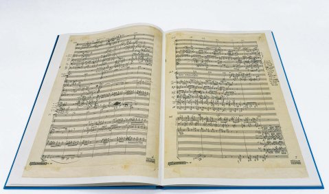 Arnold Schönberg: Klavierkonzert op. 42. Faksimile der autographen Particellreinschrift. Foto: Henle Verlag Arnold Schönberg: Klavierkonzert op. 42. Faksimile der autographen Particellreinschrift. Foto: Henle Verlag