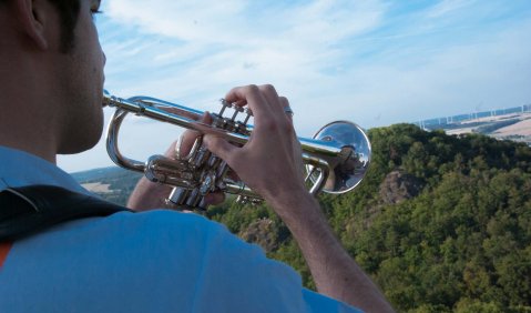 Schöner Ausblick: Üben muss nicht in stickigen und uninspirierenden „Zellen“ stattfinden. Und das ist nur eines der sich noch immer haltenden Missverständnisse, die um den essenziellen Aspekt des Musizierens kreisen. Foto: Martin Hufner Schöner Ausblick: Üben muss nicht in stickigen und uninspirierenden „Zellen“ stattfinden. Und das ist nur eines der sich noch immer haltenden Missverständnisse, die um den essenziellen Aspekt des Musizierens kreisen. Foto: Martin Hufner