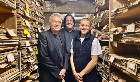 Das Notenarchiv des Musikhauses André atmet den Geist einer längst vergangenen Zeit. Wie diese „Zeitkapsel“ klingt, ist in diesem Jahr rund um Offenbach vielfach zu hören – auch ein Verdienst von (v.l.) Hans-Jörg André, Dr. Ralph Philipp Ziegler und Moritz André. Foto: Sophie Holler Das Notenarchiv des Musikhauses André atmet den Geist einer längst vergangenen Zeit. Wie diese „Zeitkapsel“ klingt, ist in diesem Jahr rund um Offenbach vielfach zu hören – auch ein Verdienst von (v.l.) Hans-Jörg André, Dr. Ralph Philipp Ziegler und Moritz André. Foto: Sophie Holler