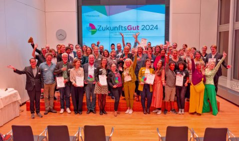 Die fröhlichen Gewinner*innen: Alle sechs ZukunftsGut 2024-Preisträger*innen versammelt. Foto: Mirco Lilge Die fröhlichen Gewinner*innen: Alle sechs ZukunftsGut 2024-Preisträger*innen versammelt. Foto: Mirco Lilge